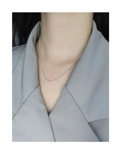 Détail du collier à perles en argent sterling S925 sur clavicule au style minimal
