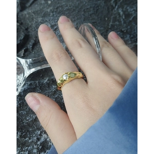 Goldener Ring mit Lavastruktur und weißer Perle im eleganten Vintage-Stil für Damen