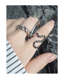 Close-up of S925 sterling silver twisted ring and snake-shaped open band on hand