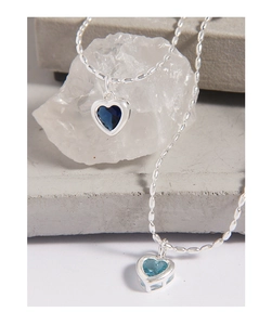 Détail des pendentifs en cristal en forme de cœur sur chaînes fines en argent S925