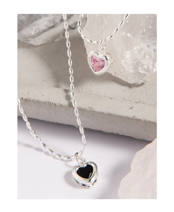 Vue détaillée du pendentif cœur en zircon sur une chaîne en argent sterling S925