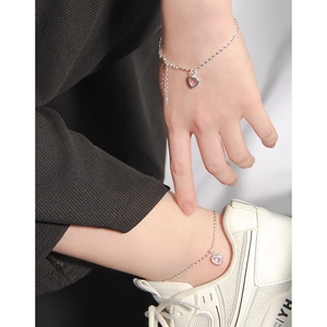 Bracelet de cheville et bracelet cœur en argent S925 avec zircon rose sur modèle