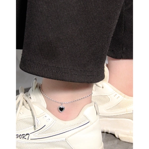 Bracelet de cheville minimaliste en argent S925 avec pendentif cœur noir porté à la cheville