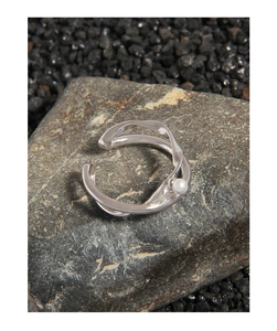 Detailed view of S925 sterling silver double-layer wavy ring with a small white pearl
