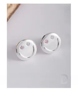Makroaufnahme von S925 Silber Smiley-Ohrringen mit rosa und klarem Zirkonia-Stein