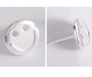 Makroaufnahme der S925 Sterling Silber Smile Ohrringe mit pinken und weißen Zirkonia