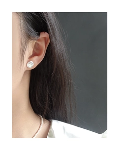 Nahaufnahme von S925 Silber Ohrstecker mit farbigem Zirkon besetztem Smiley-Gesicht