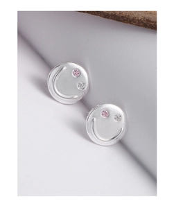 Nahaufnahme von S925 Silber-Ohrsteckern mit Smiley-Gesicht und bunten Zirkonia-Steinen