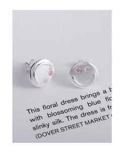 Makro-Detail von S925 Silber Smiley-Ohrringen mit rosa und klarem Zirkonia-Stein