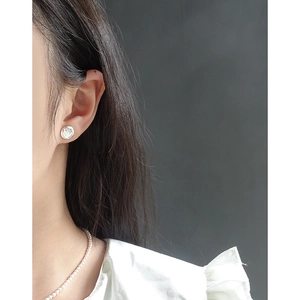 Elegante S925 Silber Smiley Ohrstecker mit Zirkonia-Besatz an einem Modell