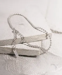 Vue détaillée d'un bracelet à billes minimaliste en argent sterling S925 avec chaîne réglable.