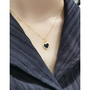 Élégant collier cœur en argent S925 avec pendentif agate noire sur chaîne dorée à boules