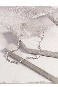 Gros plan détaillé du bracelet en perles d'argent S925 avec fermoir mousqueton et chaîne