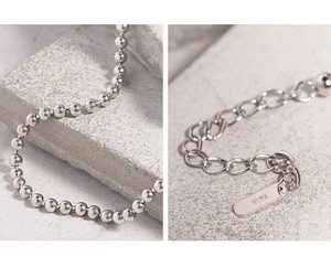 Détail macro du bracelet en perles d'argent S925 avec poinçon sur la chaîne d'extension