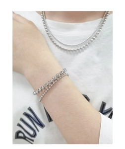 Détail d'un ensemble bracelet et collier en perles d'argent S925 porté par un modèle
