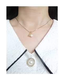 Primo piano della collana in argento S925 con perla dorata e ciondolo di perla naturale