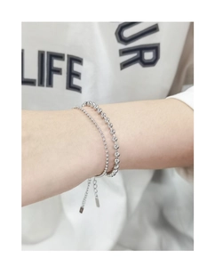 Détail du lot de bracelets à perles en argent S925 avec fermoir sur le poignet