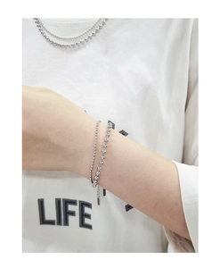 Détail d'un bracelet double couche en argent sterling S925 sur le poignet d'une femme