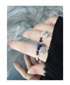 Dettaglio di anello di perline in argento S925 con perle di giadeite e doppi sorrisi
