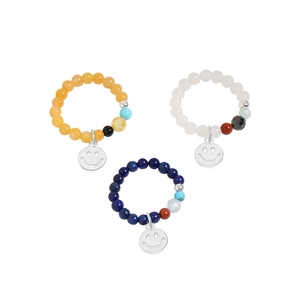 Set di tre anelli elastici con perline e ciondoli a forma di faccina in blu, giallo e bianco