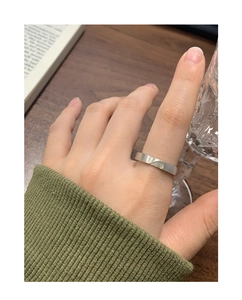 Gros plan d'une bague en argent S925 brossé sur la main d'une femme élégante