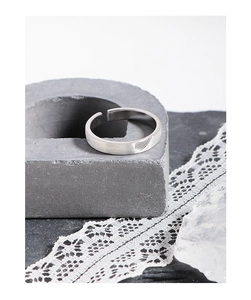 Détail d'une bague cœur en argent S925 avec finition brossée mate et anneau ajustable