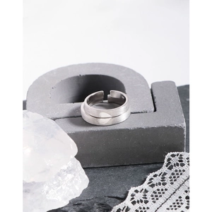 Paire de bagues de couple en argent S925 avec finition mate brossée et motif coeur