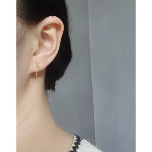 Minimalist S925 sterling silver geometric hoop earrings in gold worn by a model