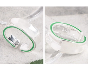 Détail du poinçon S925 en argent sterling et de l'émail vert sur la bague ouverte