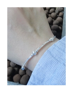 Detailed view of S925 sterling silver beaded bracelet with minimalist cylinder design