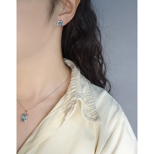 Elegantes S925 Silberschmuck-Set mit unregelmäßigen flüssigen blauen Steinohrringen und Halskette