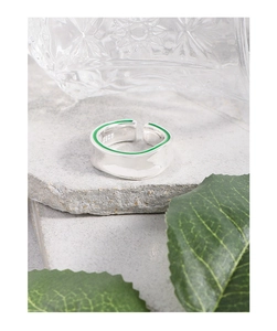 Détail de la bague en argent S925 avec incrustation d'émail vert et poinçon métal