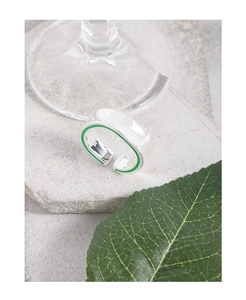 Détail d'une bague en argent S925 avec insert en émail vert sur un support en pierre