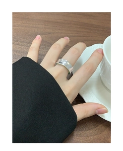 Gros plan d'une bague large minimaliste en argent S925 avec une finition polie