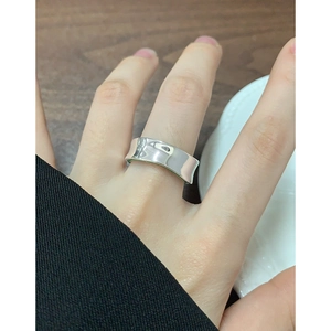 Bague large en argent S925 au design géométrique irrégulier avec émail vert avocat poli