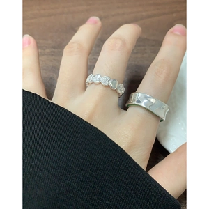 Bague en argent S925 avec cœurs et anneau ondulé irrégulier en finition polie