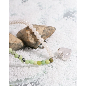 Elegant S925 silver necklace with pearls, green natural stones and a polished heart pendant