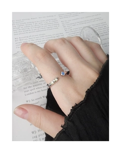 Détail de la bague en argent S925 avec zircons contrastés bleus et verts