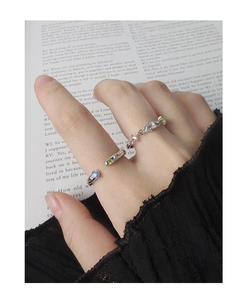 Détail de bagues en argent S925 avec zircon bleu et pierres précieuses colorées