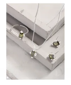 Detailaufnahme des Schmucksets aus 925er Silber mit smaragdgrünen Zirkon-Steinen