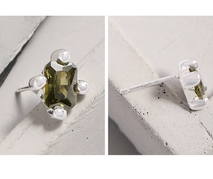 Detailansicht olivgrüner rechteckiger Zirkon-Ohrstecker mit S925-Silber-Vierklauen-Fassung