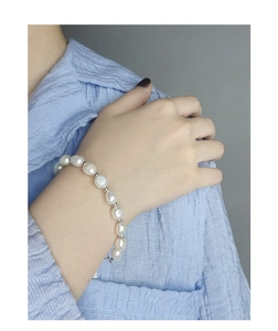 Detail of a Baroque pearl bracelet with S925 silver beads on a woman wrist
