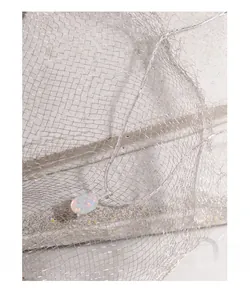 Détail d'un pendentif opale ovale aux reflets vibrants sur une chaîne en argent ciselée