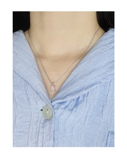 Vue rapprochée du collier en argent S925 avec pendentif opale sur le cou