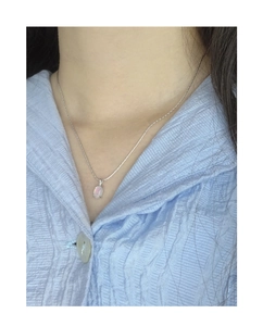 Gros plan d'un collier opale minimaliste en argent sterling S925 porté par un mannequin