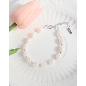 Elegant Baroque pearl bracelet with S925 sterling silver beads on a ceramic tray