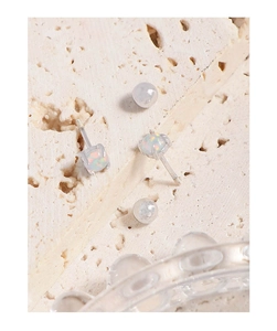 Vue macro de boucles d'oreilles en argent S925 avec opale et fermoir à vis