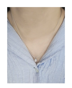 Gros plan sur le collier en argent S925 opale bambou porté par un mannequin