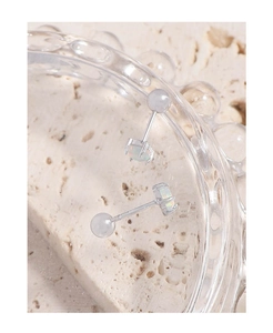 Gros plan de boucles d'oreilles en argent S925 opale avec fermoir à vis sécurisé