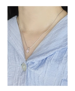 Gros plan du collier en argent S925 avec pendentif opale ovale porté par un mannequin